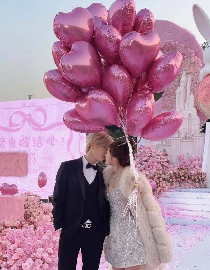 热搜第一<strong></p>
<p>币听</strong>！鹿哈在湖南向女友求婚成功