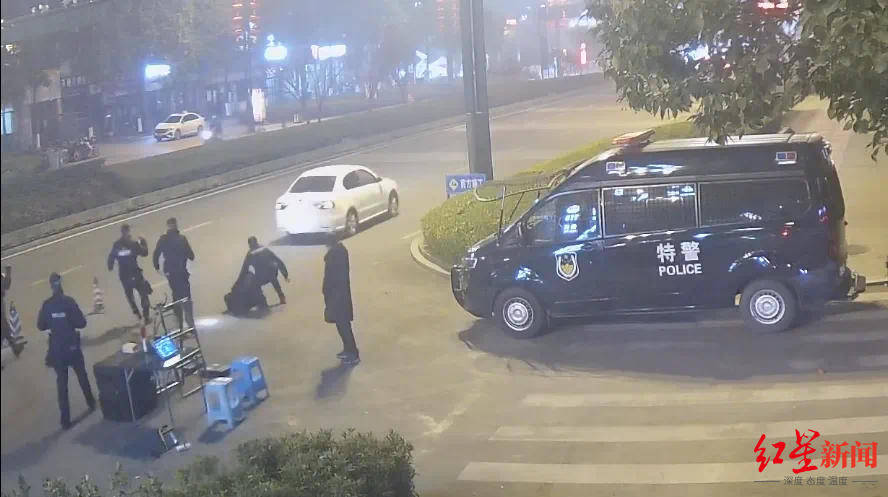 男子车内放疑似枪支遇检查强行冲卡致一辅警被拖行受伤<strong></p>
<p>韩国币币交易</strong>，已被抓获！“枪支”正在鉴定