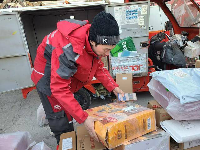 动手修路、拾金不昧<strong></p>
<p>韩国币币交易</strong>，京东小哥邵全连续三年春节坚守岗位