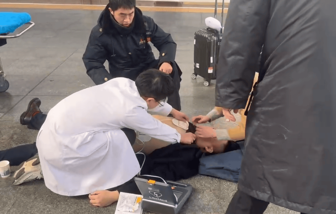 男子在长沙南站心脏骤停晕倒<strong></p>
<p>币圈技术</strong>，醒来后第一句话：要赶去上班！