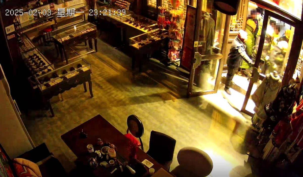大同官方核查“店铺被撬锁开灯”事件<strong></p>
<p>币圈技术</strong>，律师：撬锁入室涉嫌违法，且滥用行政权力