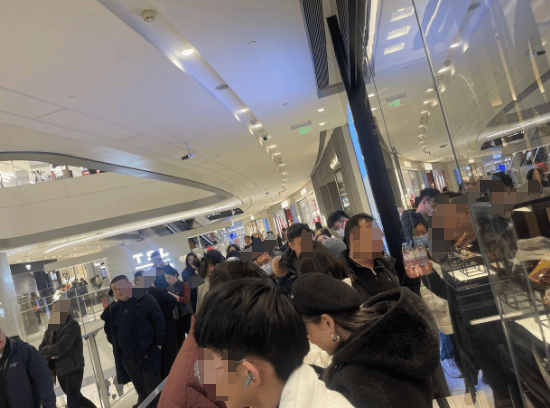 金价突破860元/克<strong></p>
<p>赢商币</strong>，有人跨城买：排了好长的队，下手晚了就抢光