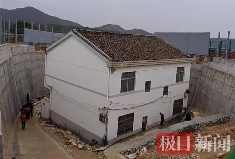 “没料到政府宁可多花钱让公路改道”<strong></p>
<p>炒币知识</strong>，江西“最强钉子户”独守孤房