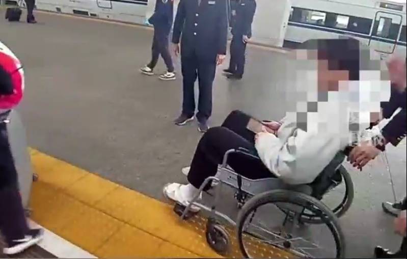 “救命<strong></p>
<p>交易系统网</strong>，我不想死”！厦门北站，D131次列车突发！