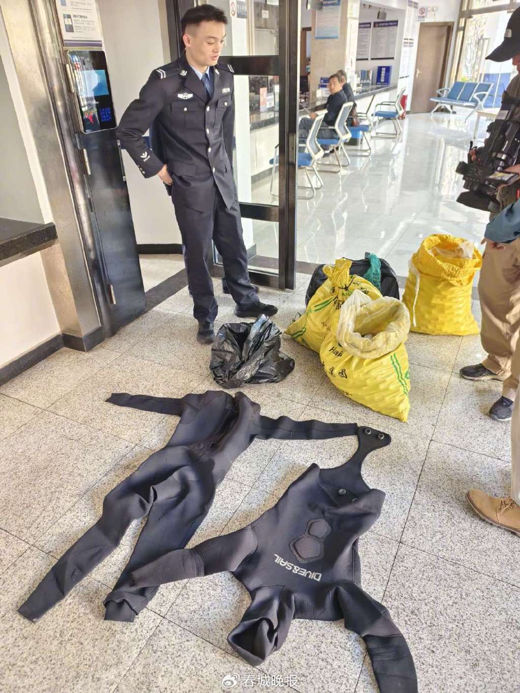 3人穿潜水服偷捞高尔夫球<strong></p>
<p>币圈行业术语</strong>，警方用时4小时人赃并获