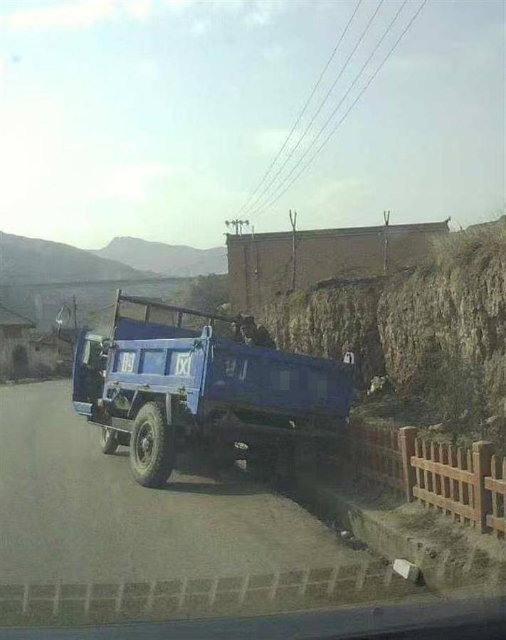 警车把农用车“别进”沟里<strong></p>
<p>币圈行业术语</strong>，三个问题需要澄清