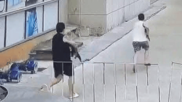 5名中国人落网<strong></p>
<p>双骑币</strong>！查获AK47长枪