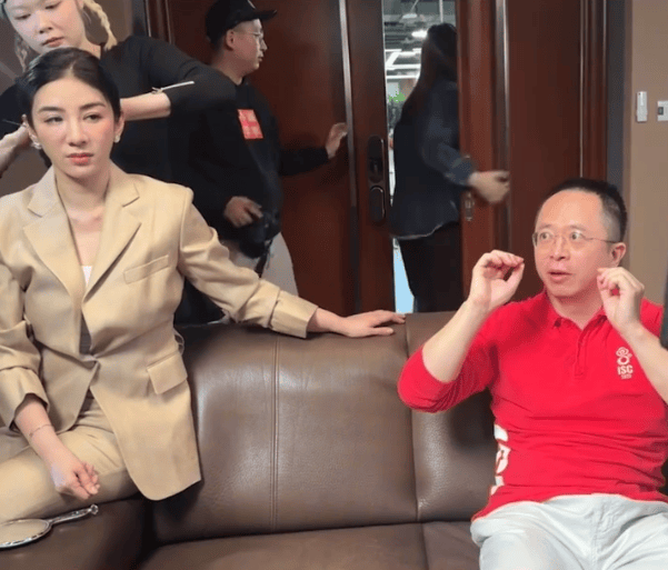 周鸿祎回应参演的短剧辣眼睛：黄奕诱惑<strong></p>
<p>许愿币</strong>我的剧情是DeepSeek设计的