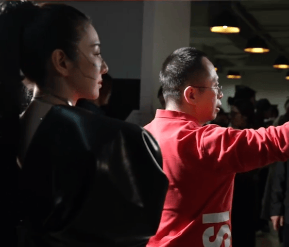 周鸿祎回应参演的短剧辣眼睛：黄奕诱惑<strong></p>
<p>许愿币</strong>我的剧情是DeepSeek设计的