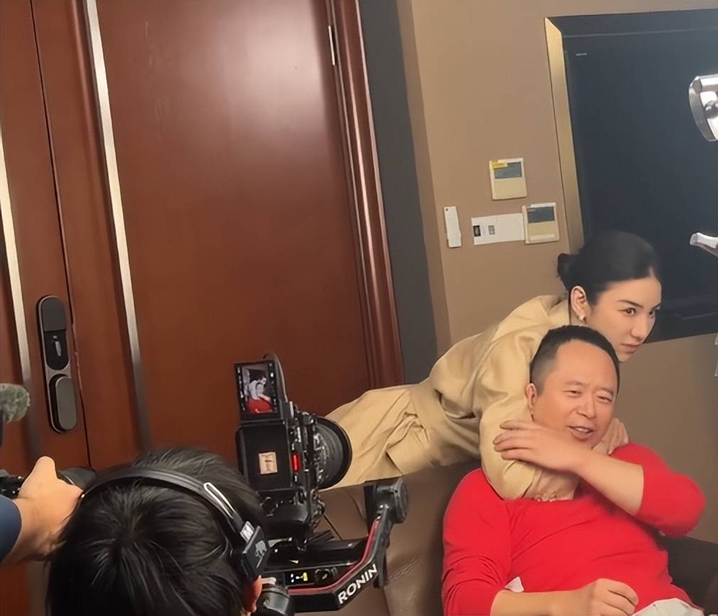 周鸿祎回应参演的短剧辣眼睛：黄奕诱惑<strong></p>
<p>许愿币</strong>我的剧情是DeepSeek设计的