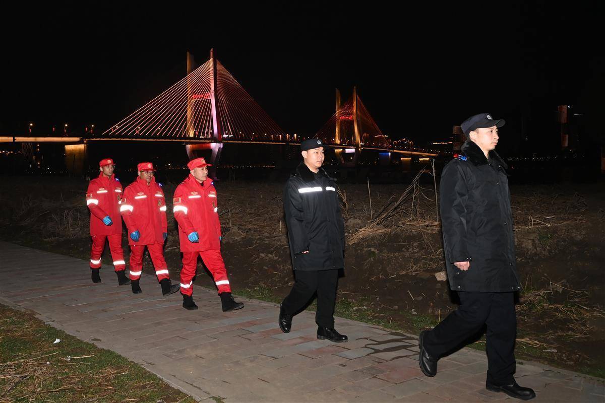 “江城平安号”船艇上<strong></p>
<p>学习炒币</strong>，吴天祥、刘威威等被聘为“长江义警”