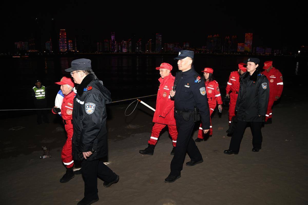 “江城平安号”船艇上<strong></p>
<p>学习炒币</strong>，吴天祥、刘威威等被聘为“长江义警”