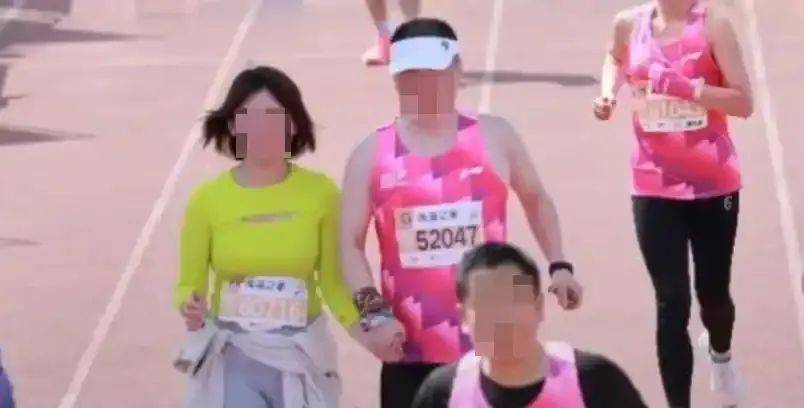 董事长手牵年轻女子参加马拉松被拍到<strong></p>
<p>韩国人炒币</strong>？A股公司深夜发声→