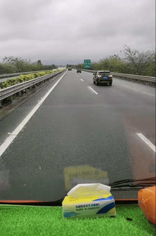 网友称高速路上“无奈倒车7公里”<strong></p>
<p>炒华克金</strong>，广东高速：拥堵或与清明将至有关
