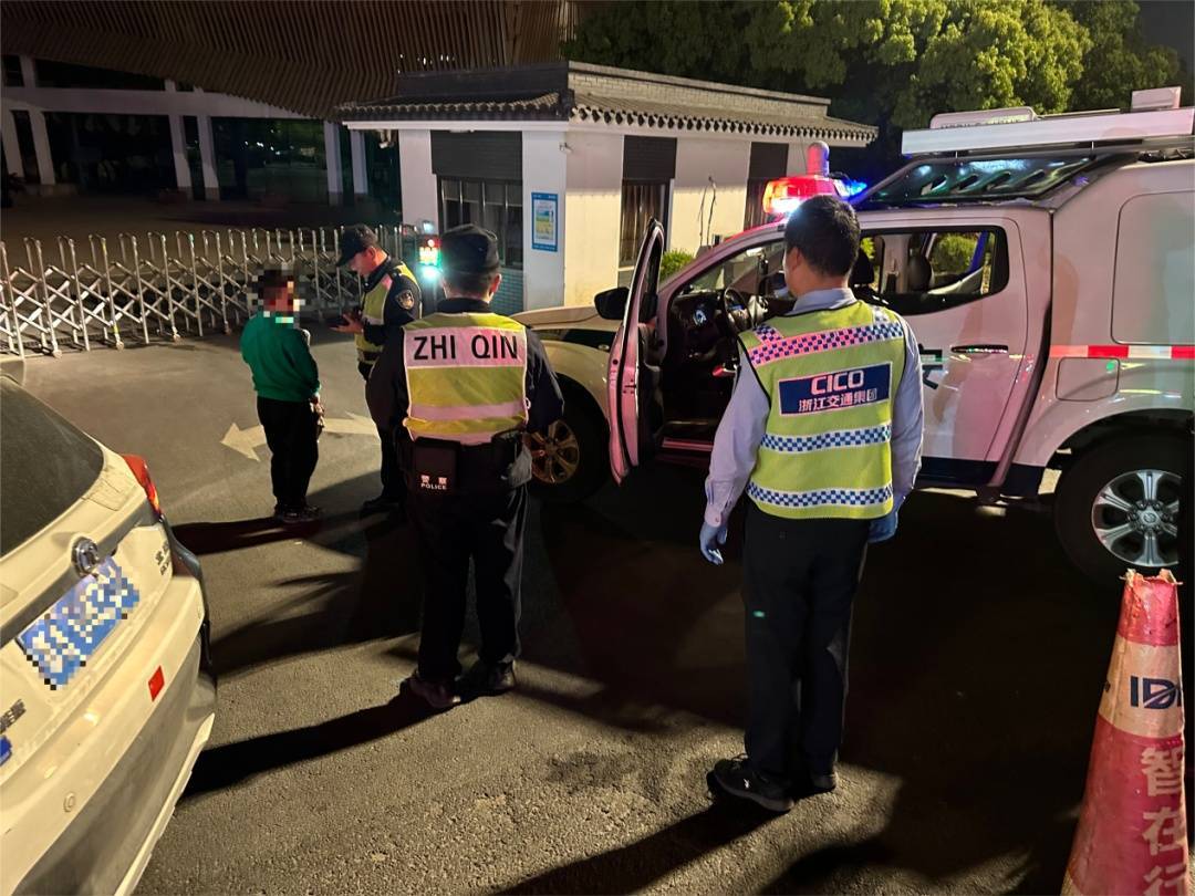 12岁男孩凌晨偷开父母车上高速<strong></p>
<p>银民币</strong>，因车技太差被发现了……