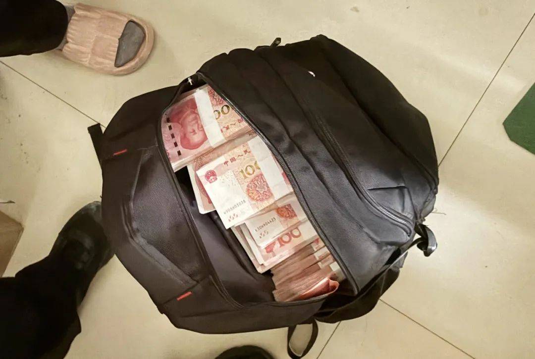 事发桂林<strong></p>
<p>炒币教程</strong>！背包里装的1000000元现金被警方紧急拦截