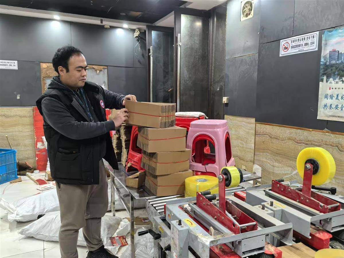 他发出的81万件快递全是电诈卡片<strong></p>
<p>炒币教程</strong>！武汉江岸警方破获特大诈骗案