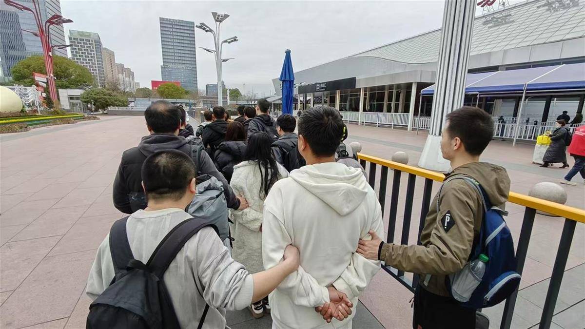 他发出的81万件快递全是电诈卡片<strong></p>
<p>炒币教程</strong>！武汉江岸警方破获特大诈骗案