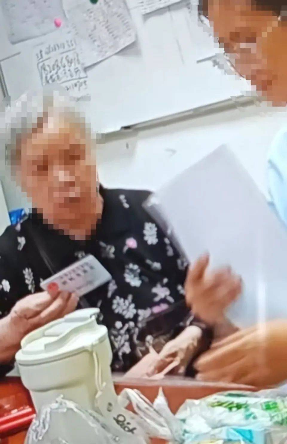 84岁老太被大女儿带出养老院<strong></p>
<p>炒币教程</strong>，取光40万存款！小女儿：养老院应担责