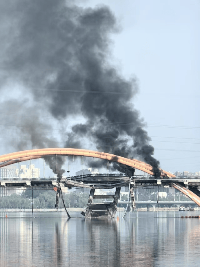 北京顺义潮白河大桥发生火情并部分坍塌<strong></p>
<p>北海币兑换</strong>，官方回应