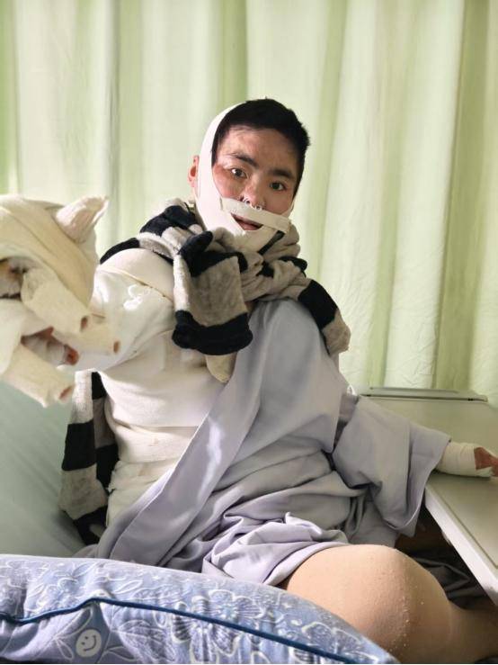 女孩被前男友泼汽油致残<strong></p>
<p>北海币兑换</strong>，凶手法庭上威胁杀人