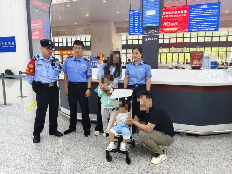 父母睡过头5岁哥哥带2岁妹妹独自下高铁<strong></p>
<p>天王币</strong>，民警陪伴等待家长返回