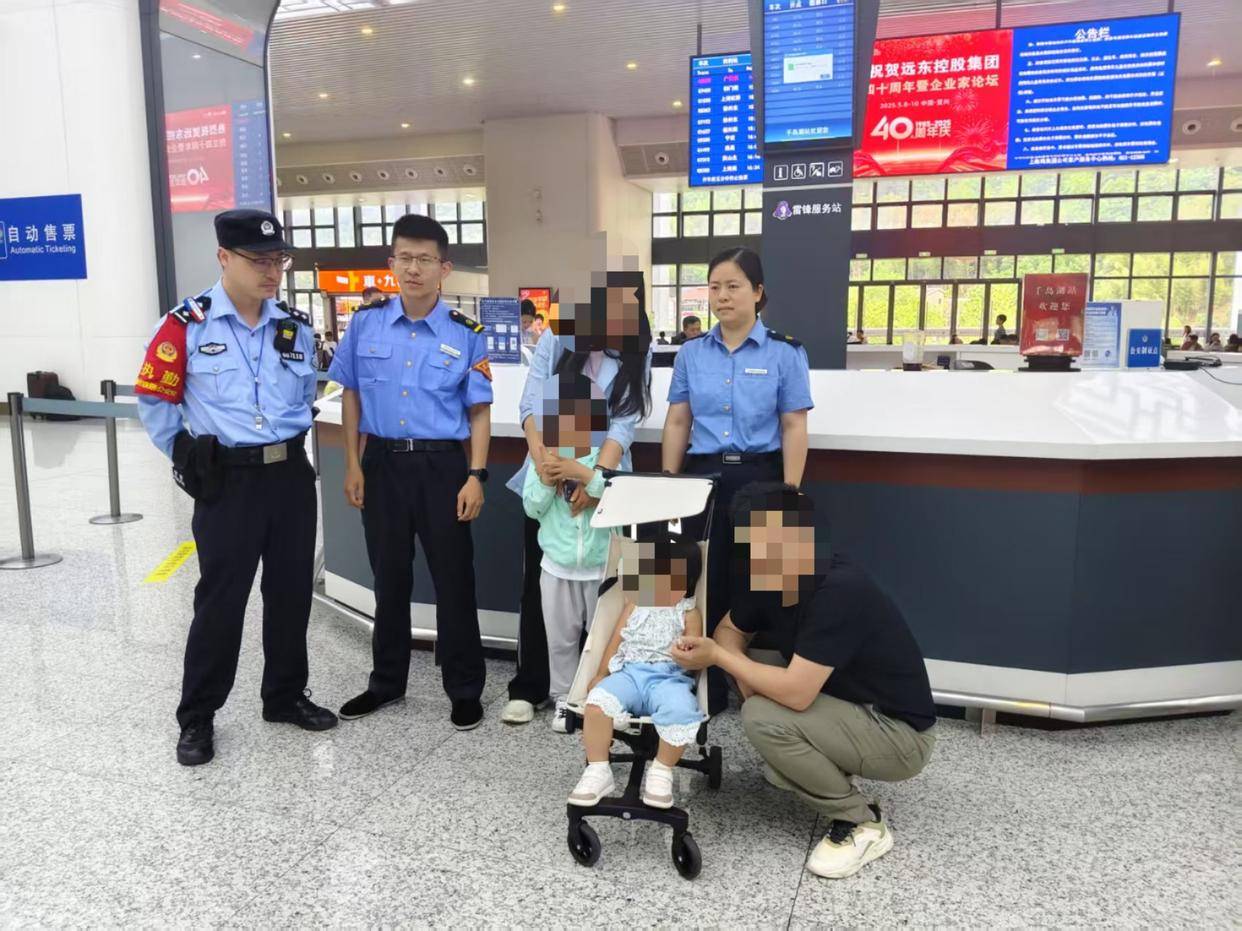 爸妈打瞌睡<strong></p>
<p>天王币</strong>，5岁哥哥带2岁妹妹独自下高铁：想叫他们的，但是觉得保护妹妹比较重要