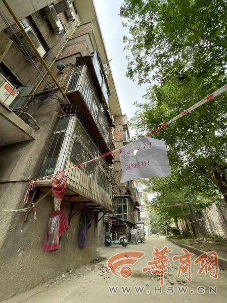 大风中西安一40年老楼两户阳台坠落<strong></p>
<p>币圈abt</strong>，居民担心危房盼安全鉴定