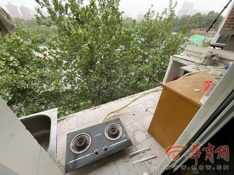 大风中西安一40年老楼两户阳台坠落<strong></p>
<p>币圈abt</strong>，居民担心危房盼安全鉴定