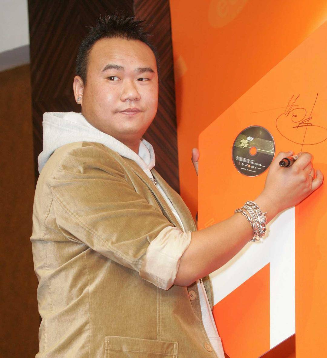 歌手苟伟去世<strong></p>
<p>币圈abt</strong>，本挂号要去医院检查，之前因呼吸问题准备手术