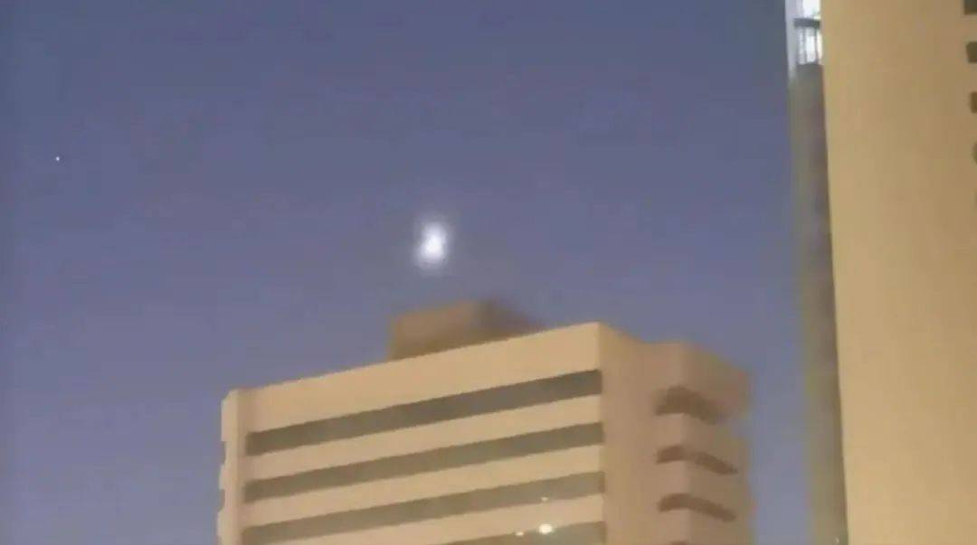 新疆夜空不明飞行物是什么<strong></p>
<p>裁判</strong>？揭秘来了