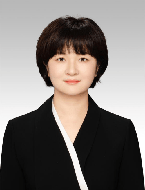 不到1年再公示<strong></p>
<p>裁判</strong>，生于1987年的李金玲，拟提名为县长候选人
