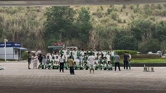 四川初三男生病重<strong></p>
<p>裁判</strong>，全班同学带板凳赶到医院，拍下特殊的毕业照