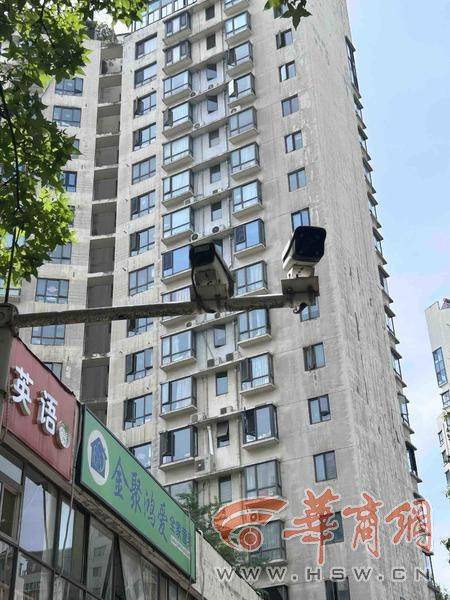 西安14岁初中生骑车回家在小区被撞 孩子说肇事司机下车看<strong></p>
<p>裁判</strong>了看就离开