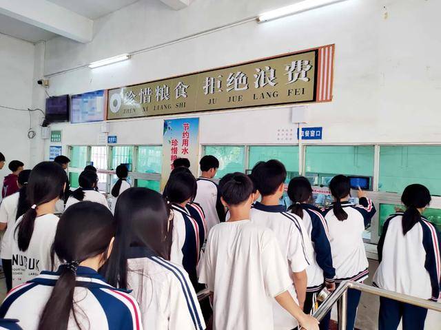 “小官巨贪校长”<strong></p>
<p>篮球</strong>，让乡镇初中生吃不饱