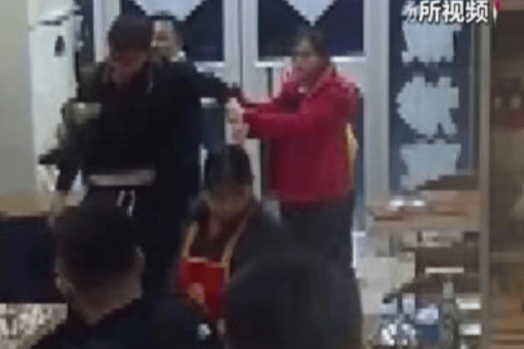 被打后还手是不是互殴<strong></p>
<p>篮球</strong>？“小案”也适用正当防卫