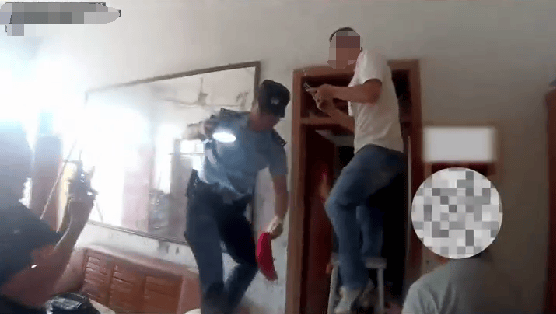 老人用红袜子包裹一万元现金藏在门框上<strong></p>
<p>孔明灯</strong>，一天后不翼而飞，警方破案：偷钱的是老鼠
