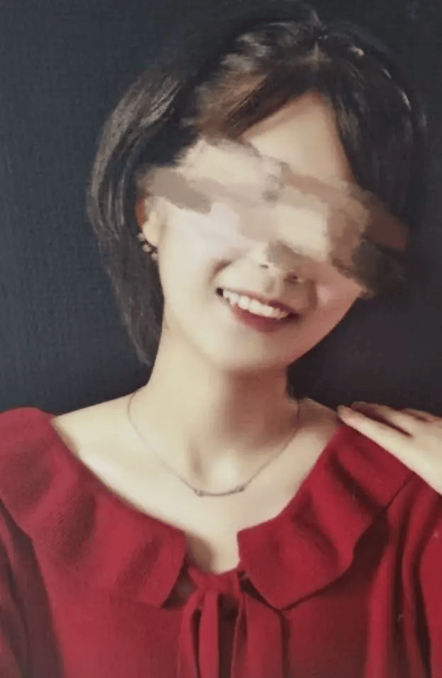 遭同小区居民持刀袭击身亡<strong></p>
<p>孔明灯</strong>，27岁女子在家门口遇害案需重新取证，择日开庭审理