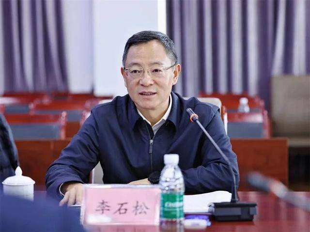贪图享乐、道德败坏的李石松<strong></p>
<p>孔明灯</strong>，在厅长、市长、市委书记等任上敛财数额特别巨大