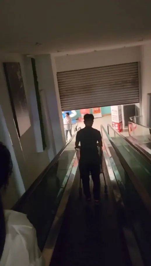 江苏苏州一大润发店员着急下班<strong></p>
<p>热气球</strong>，强制关闭载客中电梯！经理致歉：已警告处罚