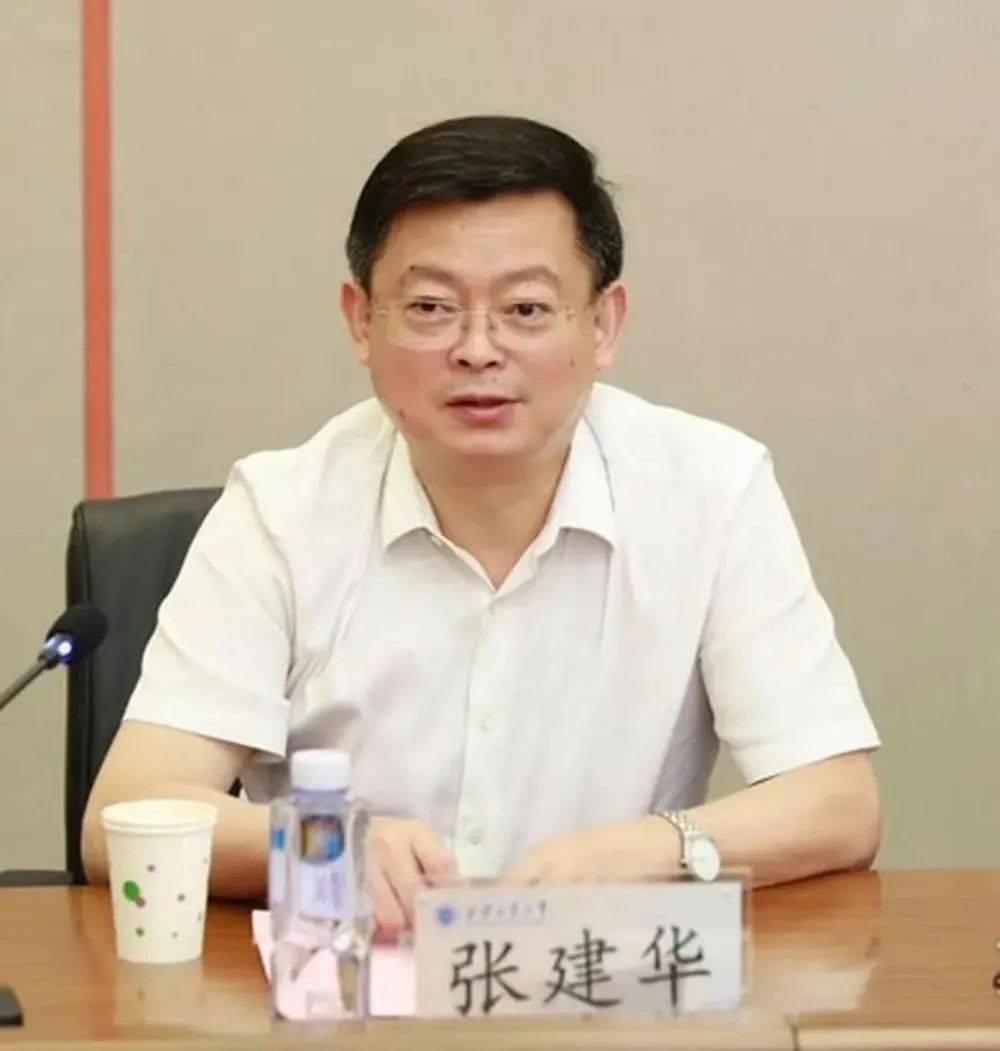 64岁张建华被查<strong></p>
<p>热气球</strong>，系今年首个主动投案的中管干部，曾长期在国防科工系统工作