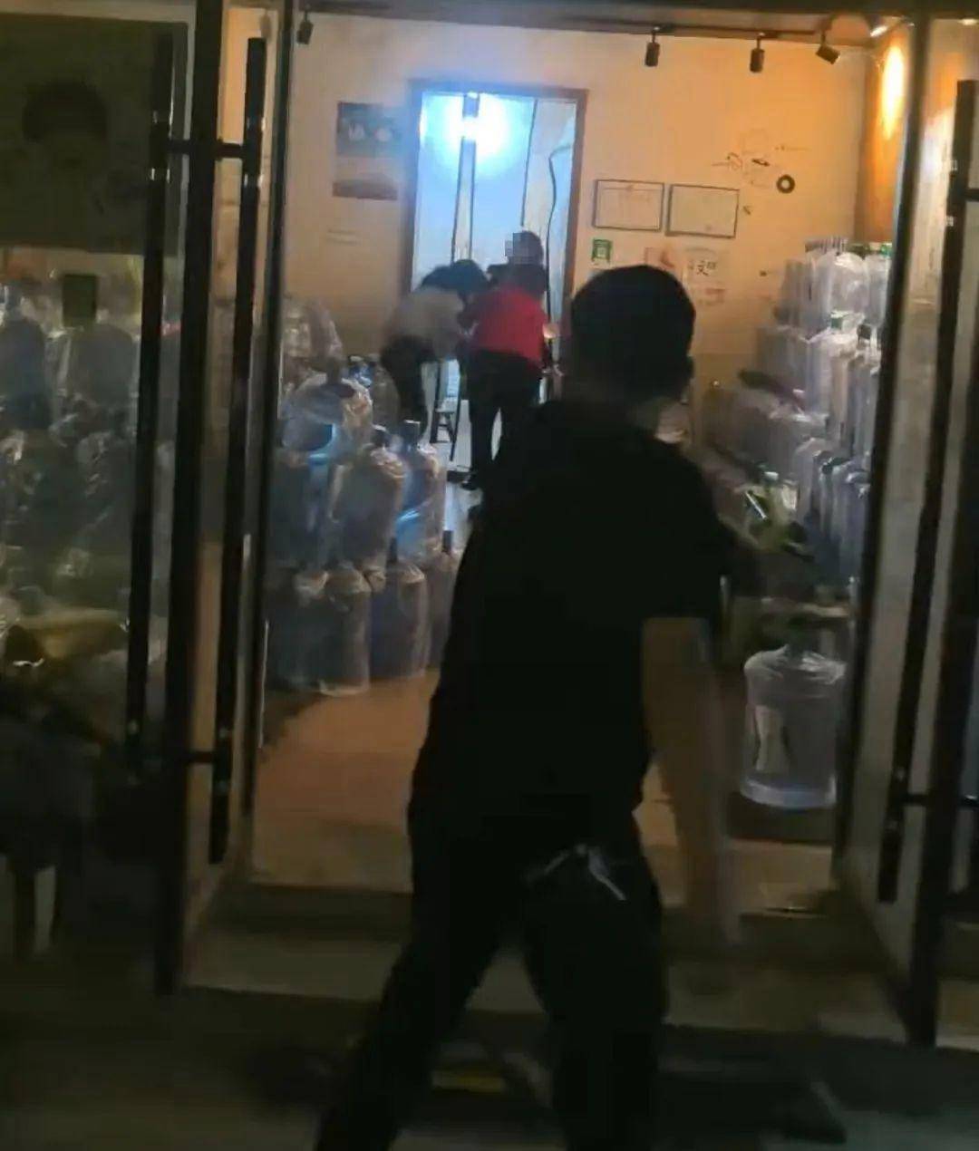 侄女与姑姑争祖父留下的门面<strong></p>
<p>热气球</strong>，长沙租客“躺枪”：我被打了，店也被锁了！