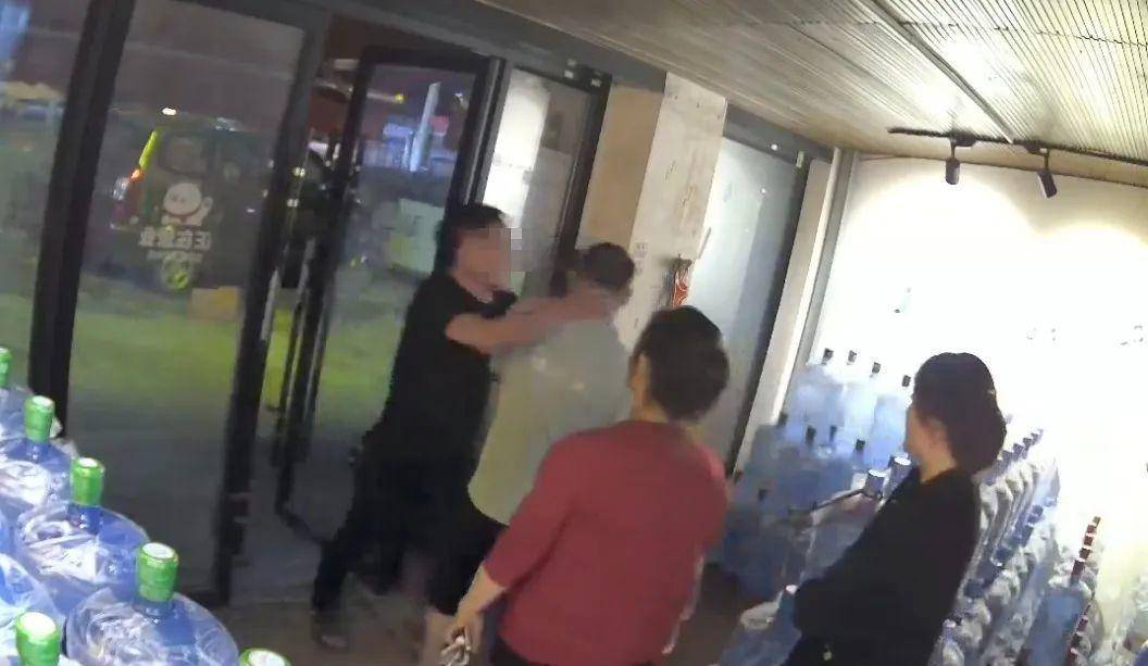 侄女与姑姑争祖父留下的门面<strong></p>
<p>热气球</strong>，长沙租客“躺枪”：我被打了，店也被锁了！