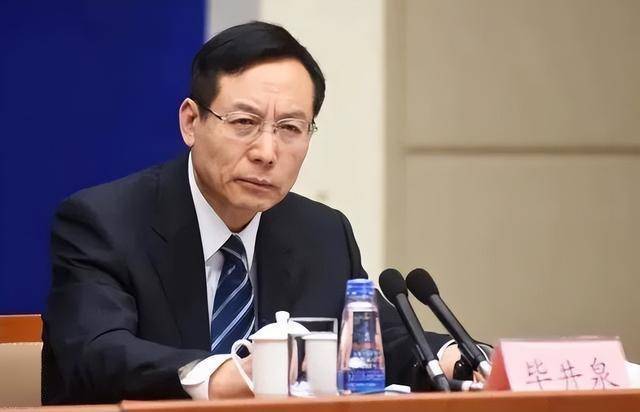 69岁原中央委员落马<strong></p>
<p>契税</strong>，7年前曾引咎辞职！贪了近20年的“老虎”被判死缓