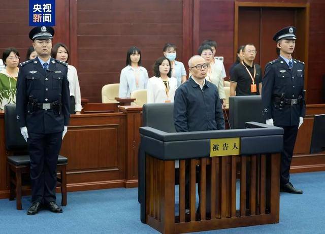 69岁原中央委员落马<strong></p>
<p>契税</strong>，7年前曾引咎辞职！贪了近20年的“老虎”被判死缓