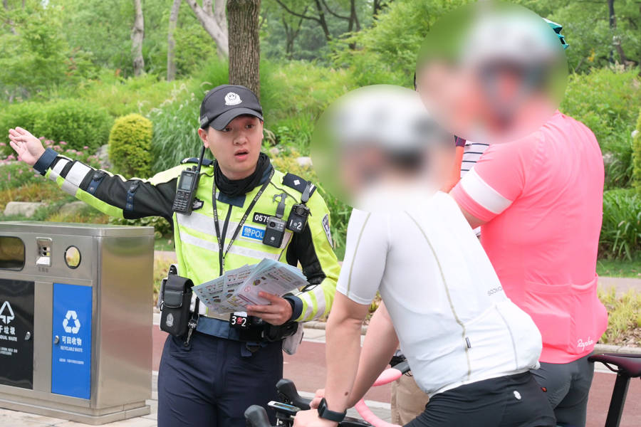 对“暴骑团”出手<strong></p>
<p>契税</strong>！浦东交警严查违法骑行：公路不是竞技场