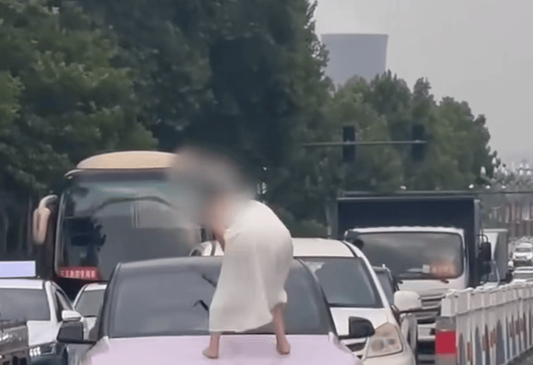 河南一女子路上持械打砸多辆车<strong></p>
<p>契税</strong>，最新回应：已被警方控制