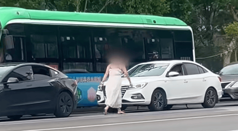 河南一女子路上持械打砸多辆车<strong></p>
<p>契税</strong>，最新回应：已被警方控制