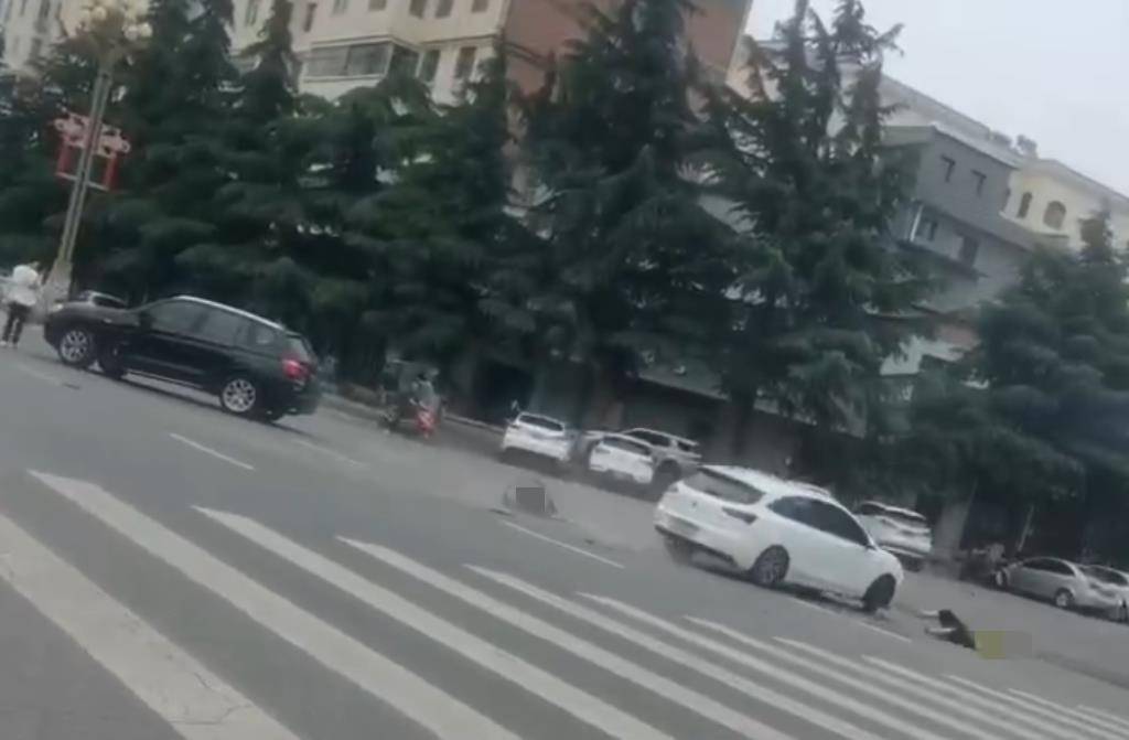 宝鸡一社区女书记当街开车追撵女子撞上电瓶车：两名女子被警方控制<strong></p>
<p>契约</strong>，两名伤者在医院治疗