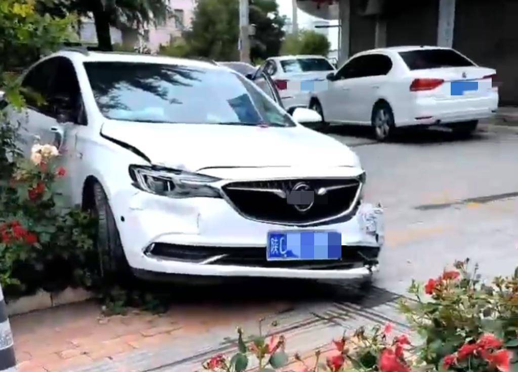 宝鸡一社区女书记当街开车追撵女子撞上电瓶车：两名女子被警方控制<strong></p>
<p>契约</strong>，两名伤者在医院治疗